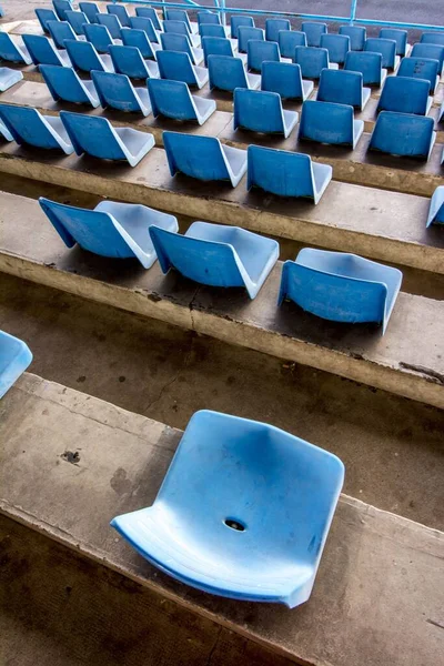 Eine Vertikale Hochwinkelaufnahme Eines Stadions Mit Alten Blau Nummerierten Sitzen — Stockfoto
