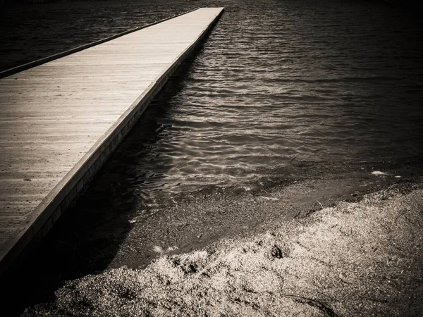 海につながる木製のデッキの大規模な高角度ショット — ストック写真