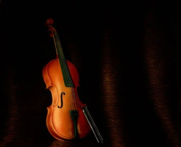 黑暗背景的小提琴的特写镜头 — 图库照片