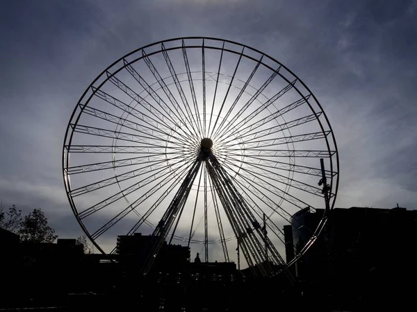 Low Angle Shot Ferris Wheel Silhouette Buildings Trees Sides — Stock Photo, Image