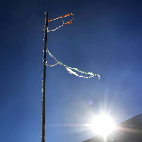 Tiro Perto Indicadores Vento Desgastados Sob Luz Solar Céu Azul — Fotografia de Stock