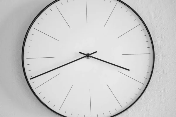 Primer Plano Reloj Blanco Negro Una Pared Blanca Concepto Del — Foto de Stock