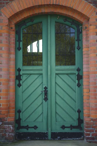 Вертикальный Снимок Зеленой Двери Кирпичном Здании — стоковое фото