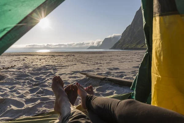 Blick Aus Einem Grün Gelben Zelt Strand Entspanntes Paar Mit — Stockfoto