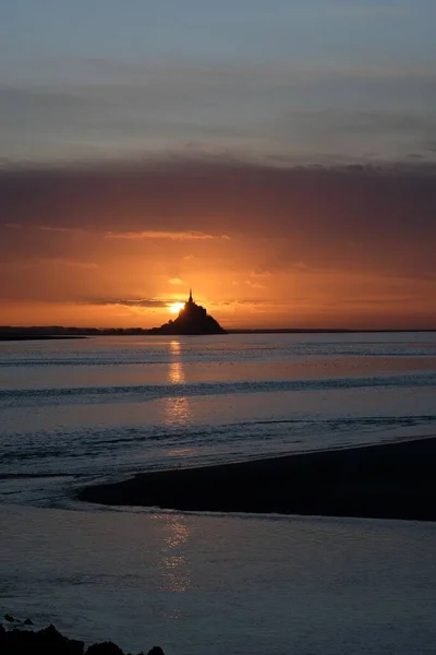 Zon Schijnt Van Klif Oceaan — Stockfoto