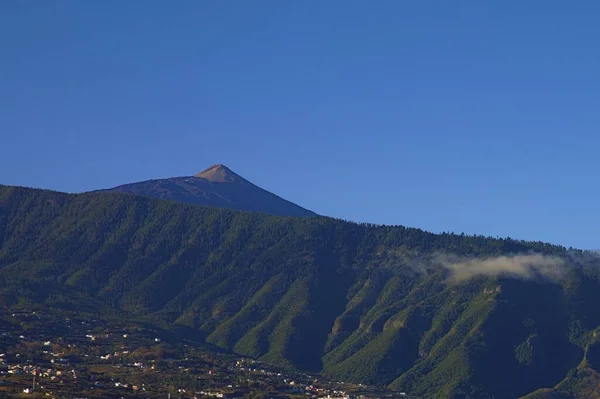 Montaña Verde Con Niebla Cielo Azul Claro — Foto de Stock