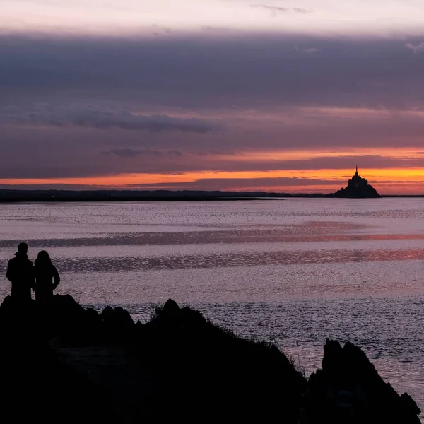 Two People Standing Cliff Sunset Front Ocean — Stock Photo, Image