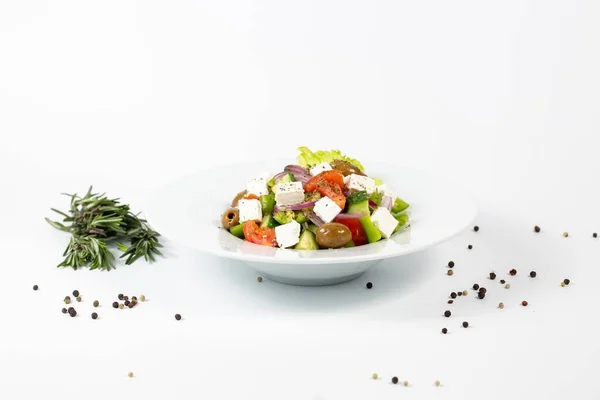 Een Salade Met Feta Kaas Olijven Verse Groenten — Stockfoto