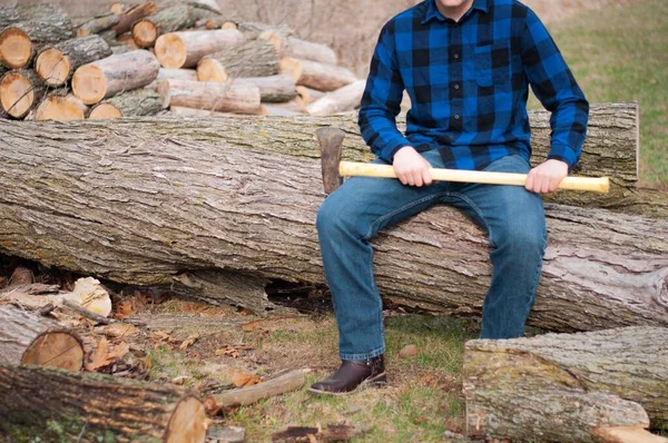 Mężczyzna Siedzący Drzewie Siekierą Ciągu Dnia — Zdjęcie stockowe