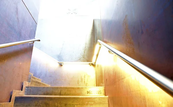 Eine Treppe Und Sonnenlicht Fallen Darauf — Stockfoto