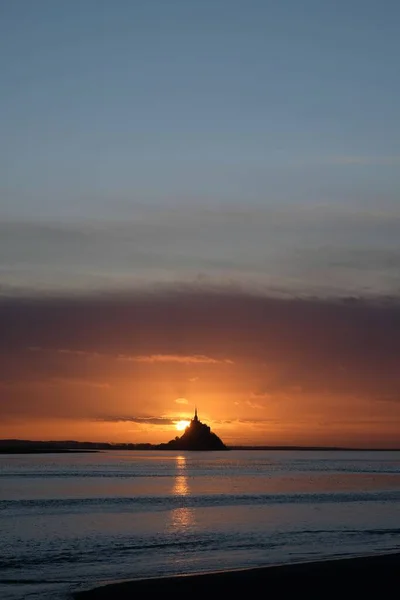 日落时在海洋前面的悬崖 — 图库照片