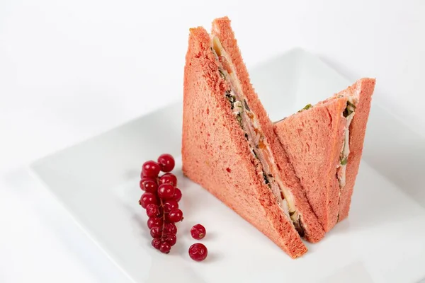 Вкусный Сэндвич Розовым Хлебом Белой Тарелке — стоковое фото