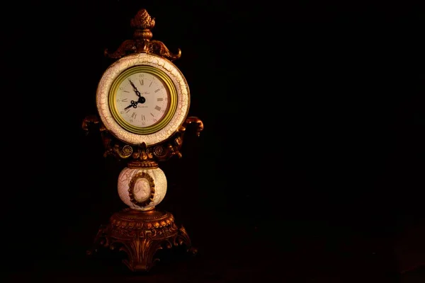 Primer Plano Reloj Antiguo Sobre Fondo Negro — Foto de Stock
