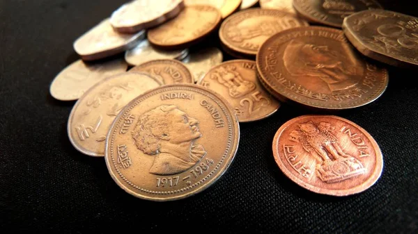 Detailní Záběr Mincí Zobrazující Indickou Měnu Různých Hodnot Tmavém Pozadí — Stock fotografie