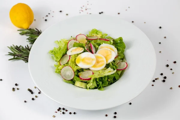 Een Smakelijke Salade Met Sla Radijs Eieren Een Witte Achtergrond — Stockfoto