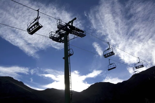 Tiro Ângulo Baixo Ropeway Com Colinas Fundo Abaixo Céu Azul — Fotografia de Stock