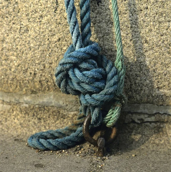 Een Close Shot Van Blauwe Groene Touwen Een Knoop Een — Stockfoto