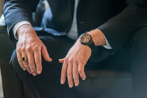 Zbliżenie Mężczyzny Garniturze Dokładniej Jego Ręce Pierścionek Zegarek — Zdjęcie stockowe