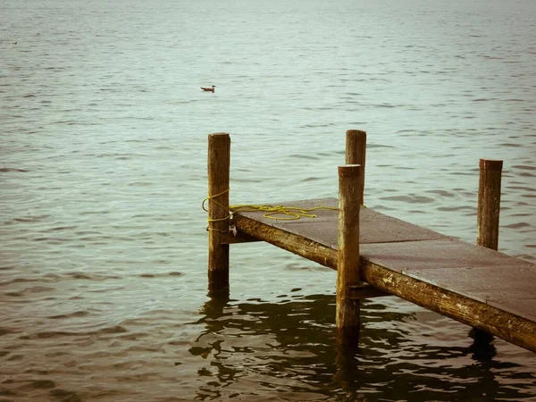 Eine Schöne Aufnahme Von Einem Holzdeck Das Zum Meer Führt — Stockfoto