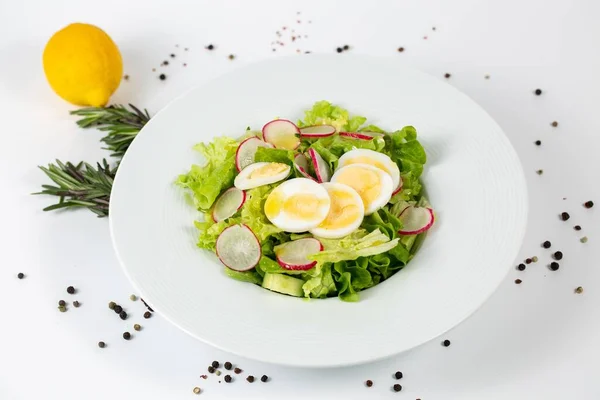 Een Smakelijke Salade Met Sla Radijs Eieren Een Witte Achtergrond — Stockfoto