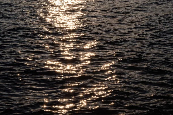 Água Calma Com Reflexo Sol Sua Superfície — Fotografia de Stock