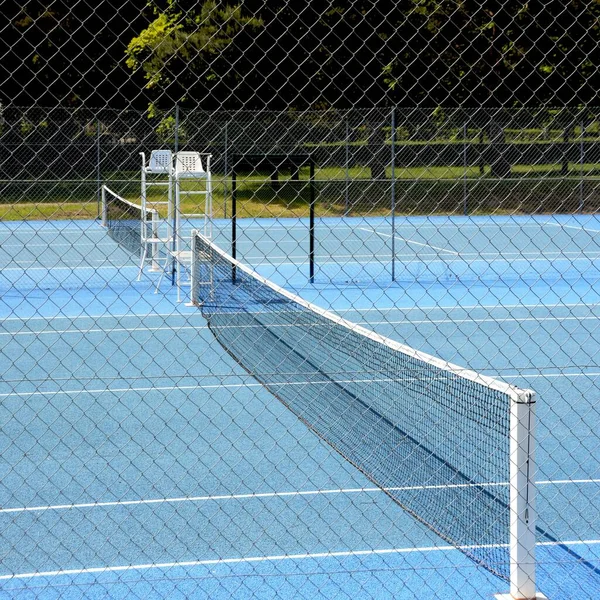 Tiro Ángulo Alto Pista Tenis Azul Con Una Valla Primer — Foto de Stock