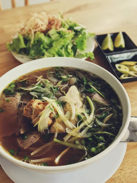 Primer Plano Vertical Una Sabrosa Sopa Dis Con Una Ensalada — Foto de Stock