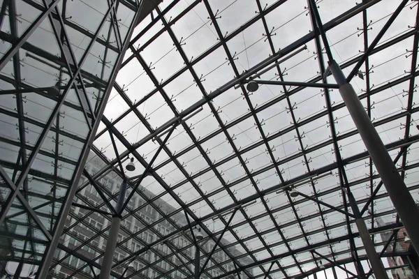 窓に覆われた建物の天井 — ストック写真