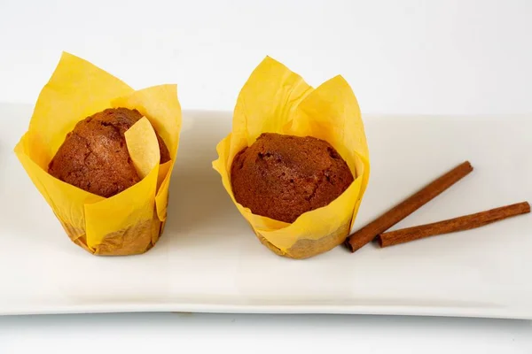 Δύο Ψημένα Νόστιμα Muffins Ξυλάκια Κανέλας Κοντά Λευκό Πιάτο — Φωτογραφία Αρχείου