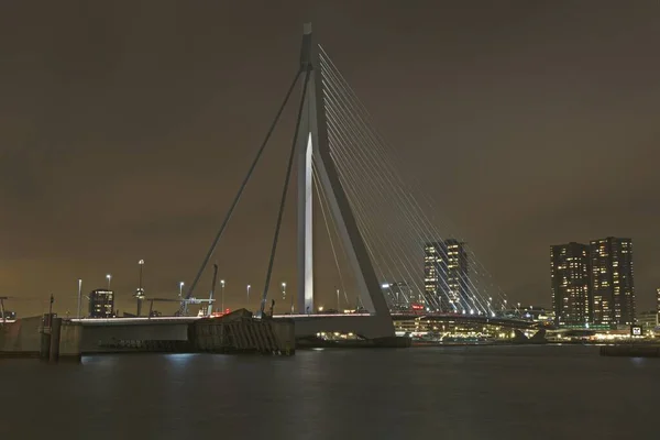 一座晚上有建筑物的斜拉桥 — 图库照片