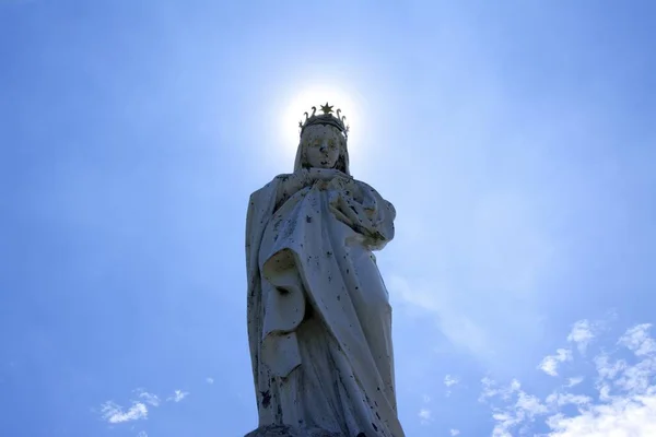 Ângulo Baixo Close Tiro Estátua Mármore Uma Mulher Sob Céu — Fotografia de Stock