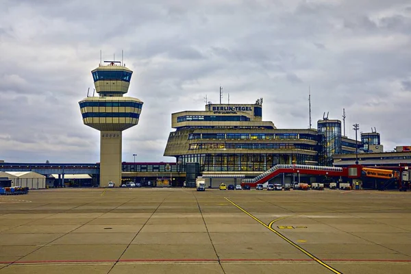 Αεροδρόμιο Tegel Συννεφιασμένο Ουρανό Στο Βερολίνο Γερμανία — Φωτογραφία Αρχείου