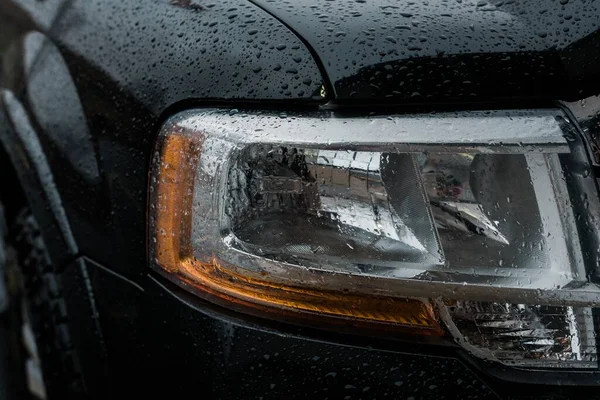 Primo Piano Delle Luci Anteriori Auto Coperta Gocce Pioggia — Foto Stock