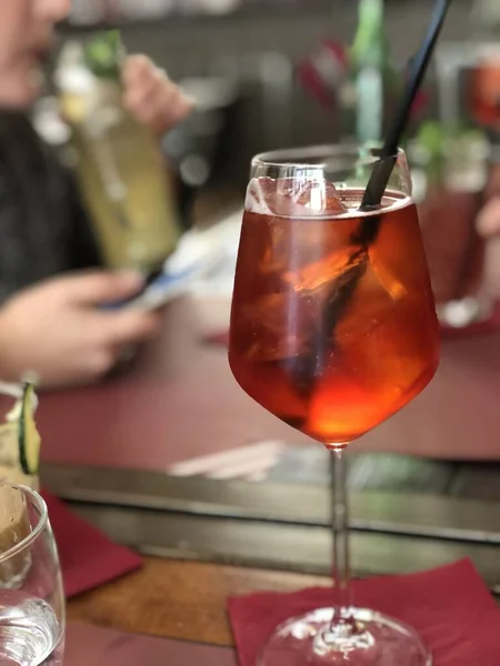 Colpo Verticale Cocktail All Arancia Con Ghiaccio Nel Caffè — Foto Stock