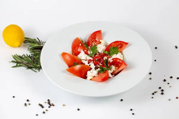 Een Close Shot Salade Met Tomaten Met Kaas — Stockfoto