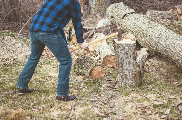 Hombre Cortando Madera Con Hacha Durante Día —  Fotos de Stock