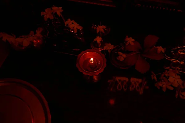 완전히 촛불의 테이블에 테이블 어둡고 색으로 — 스톡 사진