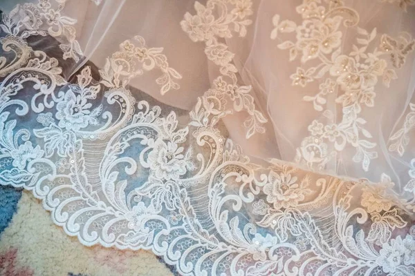 Närbild Bild Slutet Bröllopsklänningen Och Den Vackert Prydda Slöjan Marken — Stockfoto