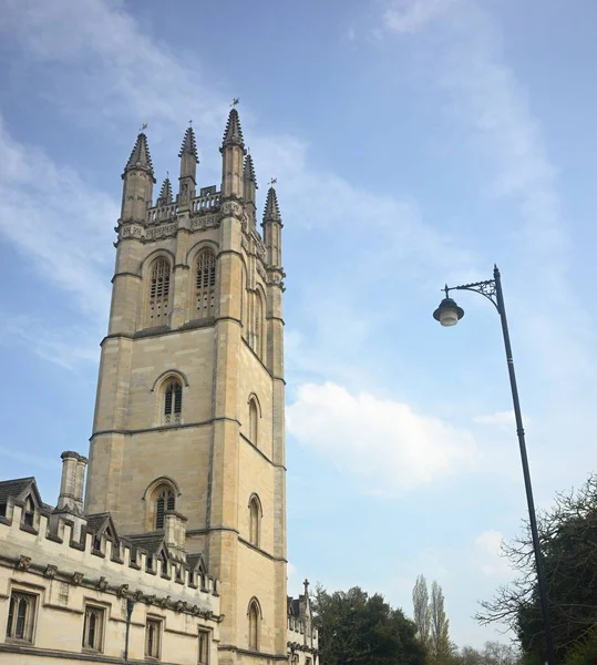 背景に曇り空のあるイギリスのオックスフォードの建物の低角度垂直ショット — ストック写真