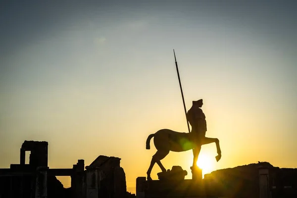 Sylwetki Konia Niebie Zachodzie Słońca Pompejach Włochy — Zdjęcie stockowe