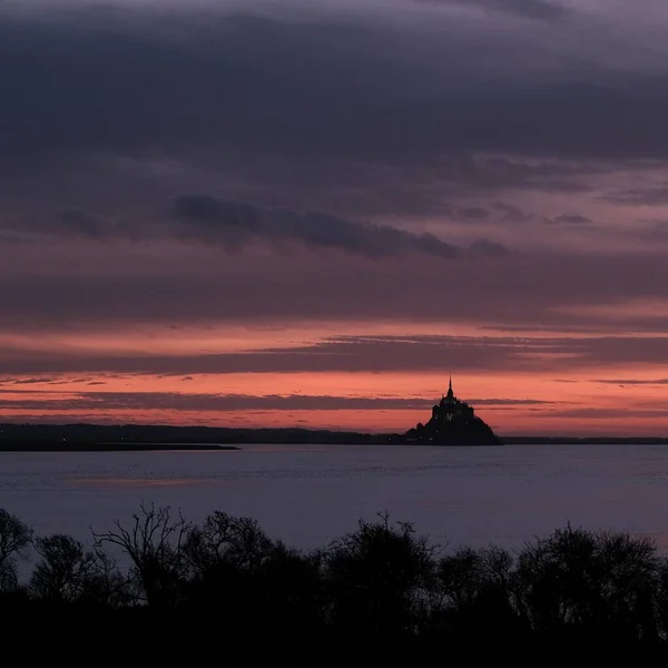 Castillo Frente Océano Bajo Cielo Nublado Atardecer — Foto de Stock