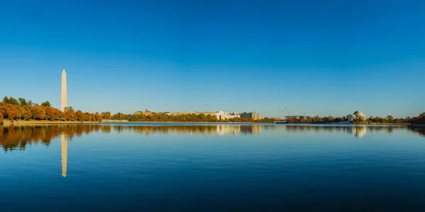 ワシントンDcの太陽の下でナショナルモールを囲む湖のパノラマビュー — ストック写真