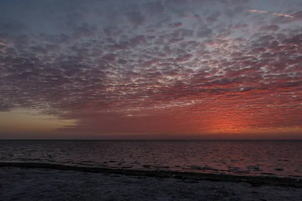 Der Vom Meer Umgebene Strand Unter Wolkenverhangenem Himmel Während Des — Stockfoto