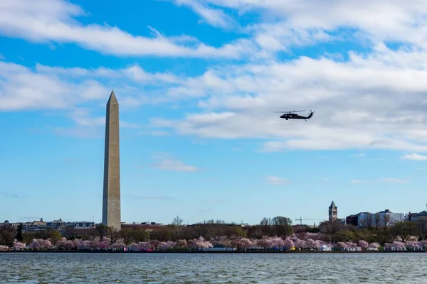 Národní Obchoďák Obklopený Jezerem Stromy Helikoptérou Letící Nad Ním Washingtonu — Stock fotografie