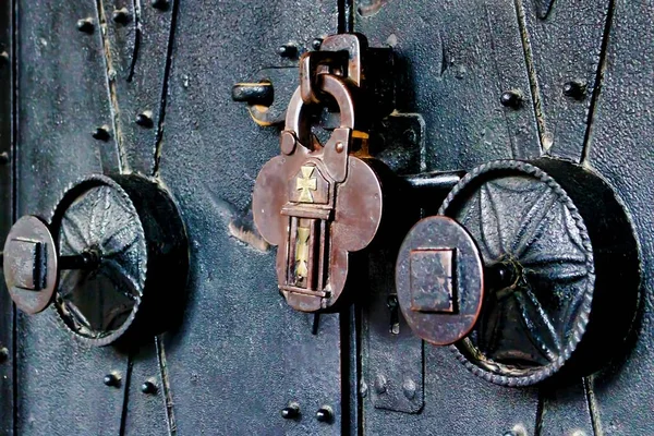 古い華やかな教会のドアの上の古い南京錠の閉鎖 — ストック写真