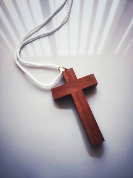 Vertical High Angle Shot Wooden Cross White String White Surface — Stock Photo, Image