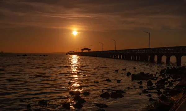 Laituri Meren Alla Auringonvalon Aikana Kultainen Auringonlasku Suuri Taustat — kuvapankkivalokuva