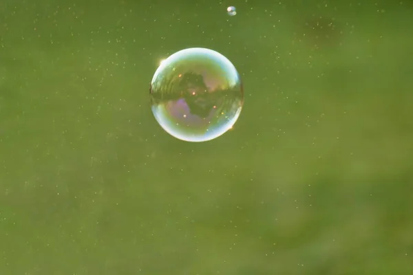 Een Close Van Een Kleurrijke Zeepbel Met Een Mooie Reflectie — Stockfoto