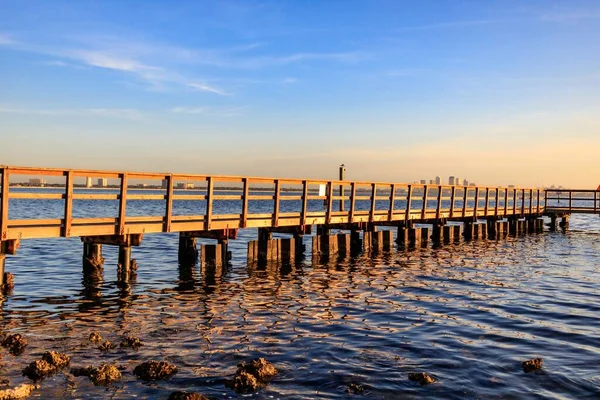 Gouden Zonnestralen Die Het Water Reflecteren — Stockfoto