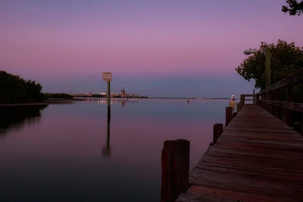 Wooden Dock Sea Surrounded Greenery Pink Sunset Evening — Stock Photo, Image